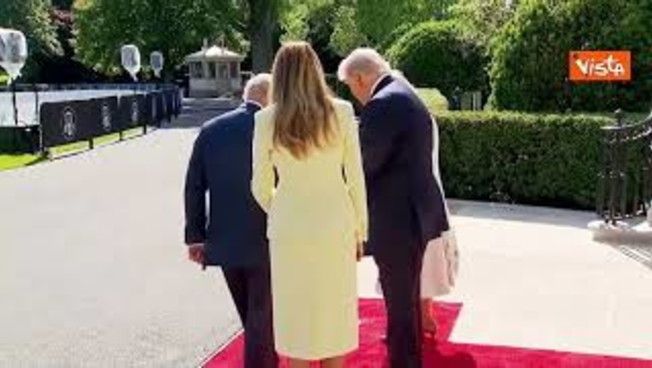 'Braccio di ferro' tra Carlo e Trump durante la stretta di mano all'arrivo dei reali a Casa Bianca