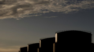 Wjs, Iran "sommerso" dal petrolio invenduto. Chi cede per primo?