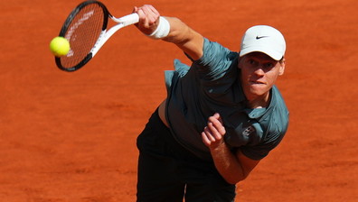 La sfida generazionale tra Sinner e Jodar non delude: Jannik vola in semifinale