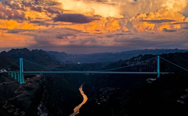 Cina, il ponte del Grand Canyon di Huajiang entra nel Guiness dei primati