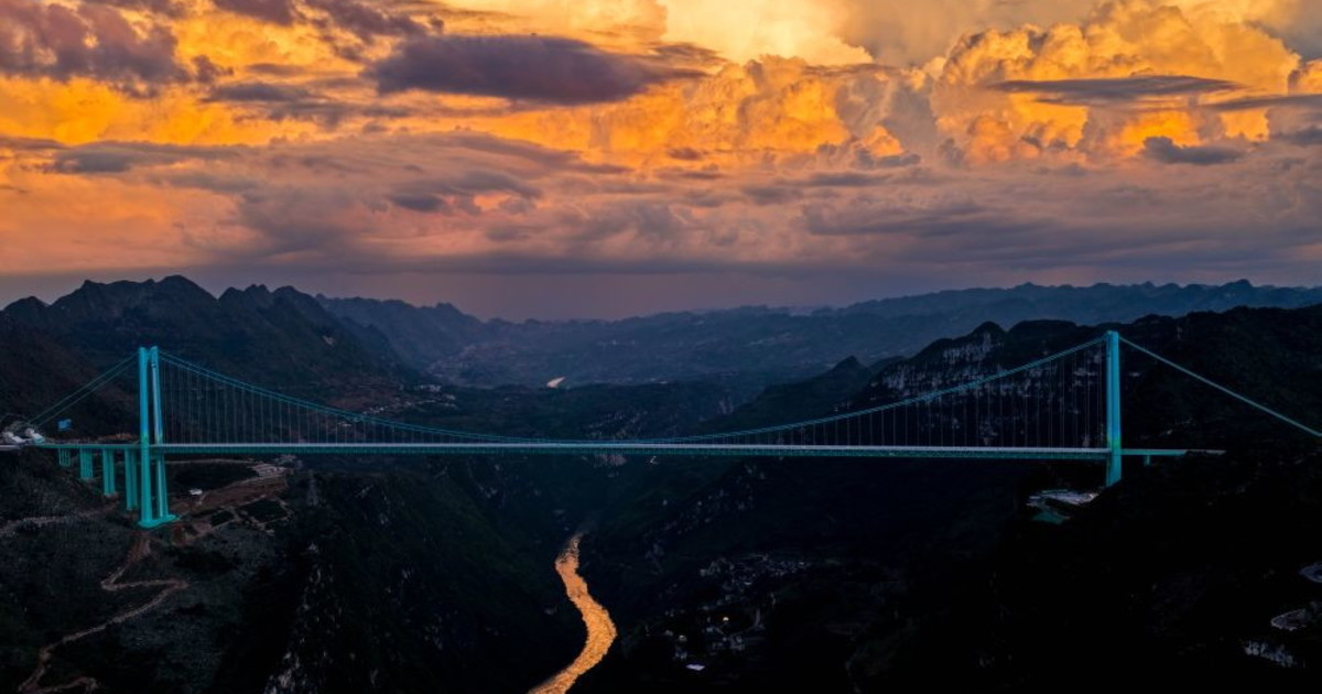 Cina, il ponte del Grand Canyon di Huajiang entra nel Guiness dei primati