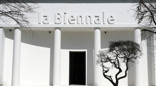 Venezia, alla Biennale 2026 si dimette la Giuria internazionale