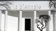 Venezia, alla Biennale 2026 si dimette la Giuria internazionale