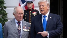 Carlo termina il viaggio negli Stati Uniti come Elisabetta II. E Trump: È un grande re