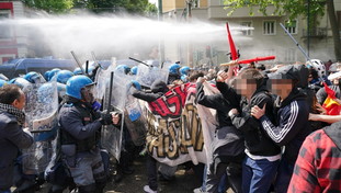 Violenza rossa sul 1&deg; Maggio: bottiglie e spray contro la polizia | <span style=color: rgb(153, 0, 0);>Video</span>