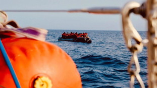 Dimezzato il numero degli immigrati sbarcati in Italia. E salgono i rimpatri