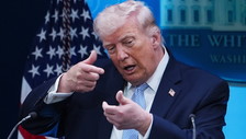 Trump, nuovo attacco all'Ue: Dazi sulle auto al 25%, non rispettate i patti