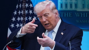 Trump, nuovo attacco all'Ue: Dazi sulle auto al 25%, non rispettate i patti