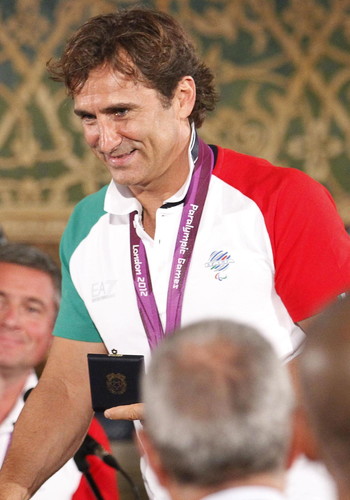 Addio ad Alex Zanardi, ex pilota F1 e atleta paralimpico. Meloni: "Italia perde un grande campione"