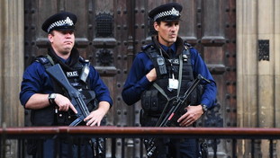 Terrorismo, Londra alza l'allerta. L'ambasciata Usa: "Evitate luoghi turistici e chiese"