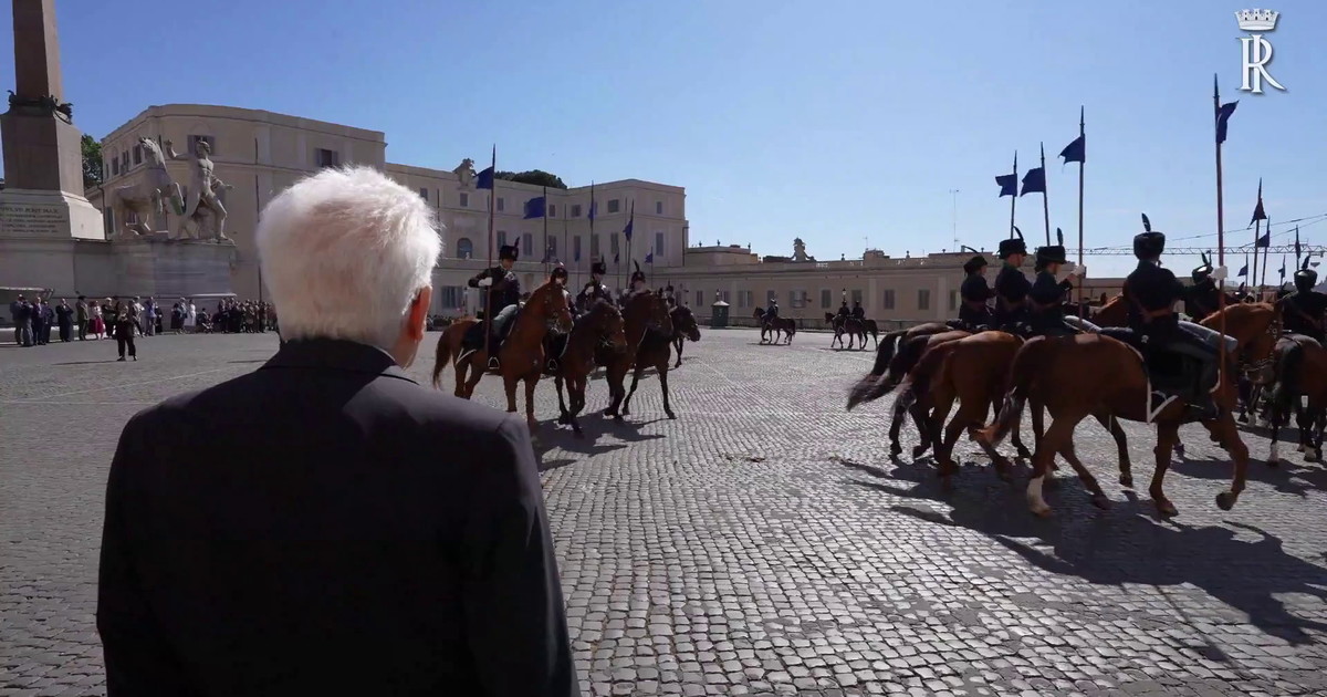 Mattarella assiste al cambio della Guardia d'Onore dell'Esercito Italiano