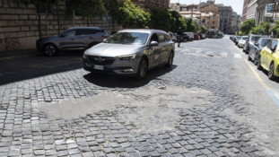 Trappola sampietrini, il Municipio dice basta: Fateci usare l'asfalto
