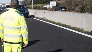 Si ferma per aiutare un'automobilista: travolto e ucciso. Tragedia sul Gra