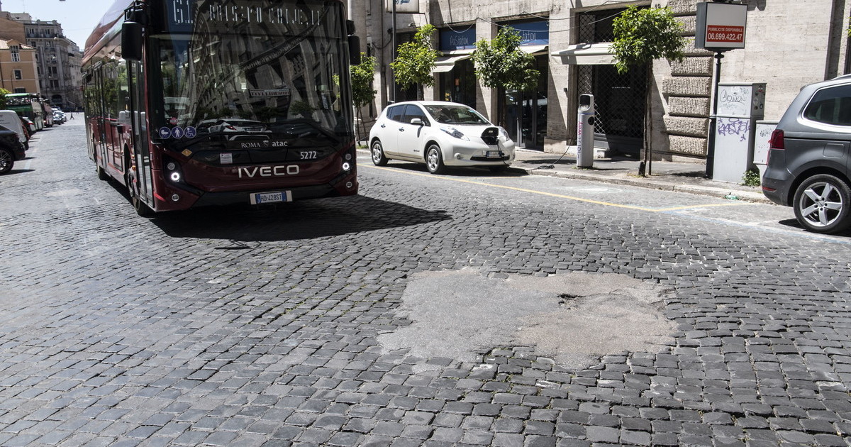 Trappola sampietrini, il Municipio dice basta: Fateci usare l'asfalto