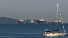 Battaglie navali a Hormuz, il giallo della fregata Usa e il cargo coreano in fiamme