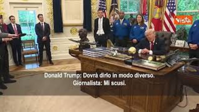 Trump prende in giro il direttore della Nasa per le grandi orecchie: Ha un super udito, sapete?