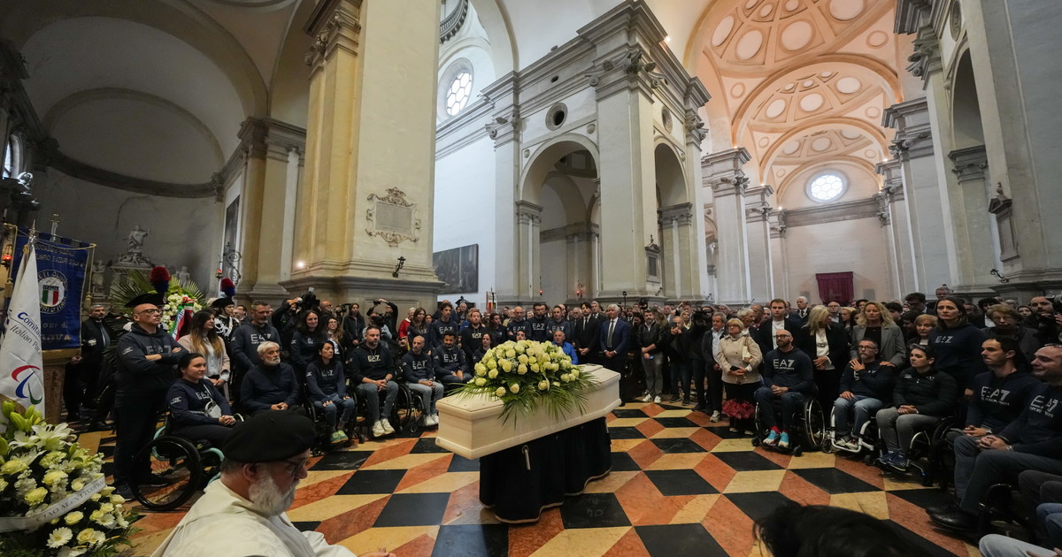 in migliaia per l ultimo saluto a zanardi anche l handbike sull altare da Iltempo.it in migliaia per l ultimo saluto a zanardi anche l handbike sull altare