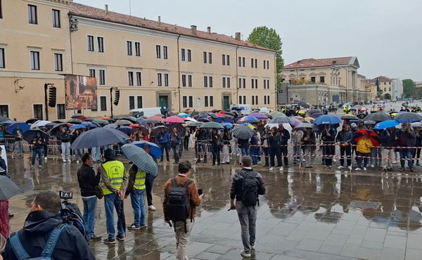 Ultimo saluto ad Alex Zanardi, in migliaia ai funerali di Padova