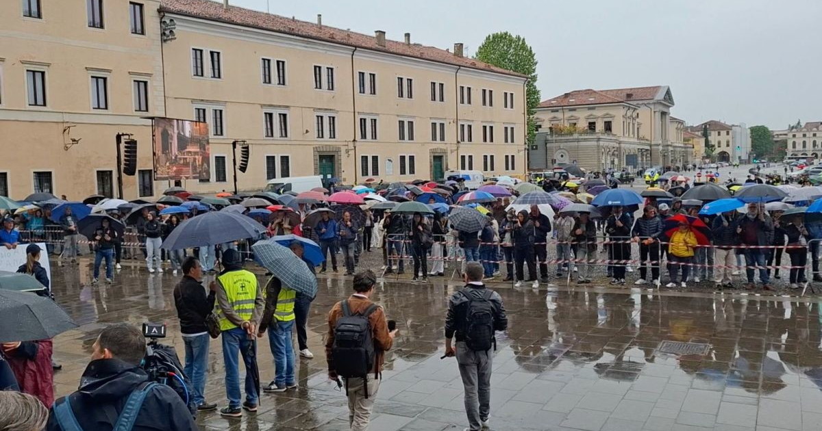 Ultimo saluto ad Alex Zanardi, in migliaia ai funerali di Padova