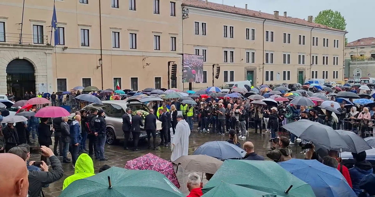 Addio a Zanardi: migliaia di persone ai funerali di Alex a Padova