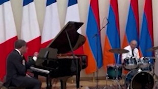 Macron canta Aznavour, l'operazione simpatia finisce malissimo | <span style=color: rgb(153, 0, 0);>VIDEO</span>