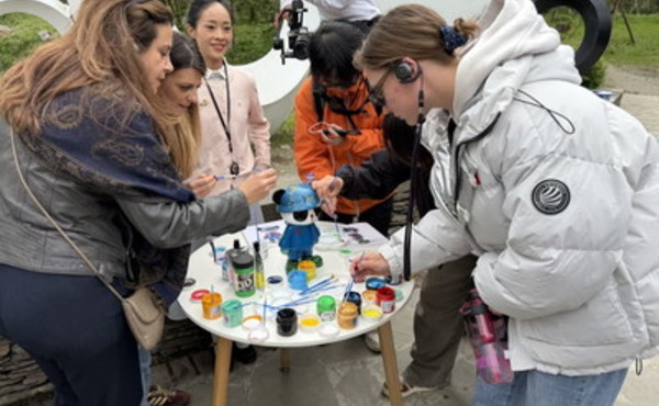 Cina, giovani di tutto il mondo scoprono l'armonia tra uomo e natura nel Sichuan