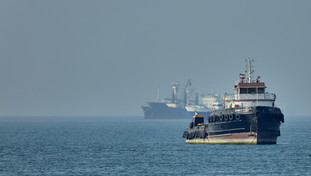 Nave container francese attaccata a Hormuz: feriti, danni e un nuovo allarme per la sicurezza