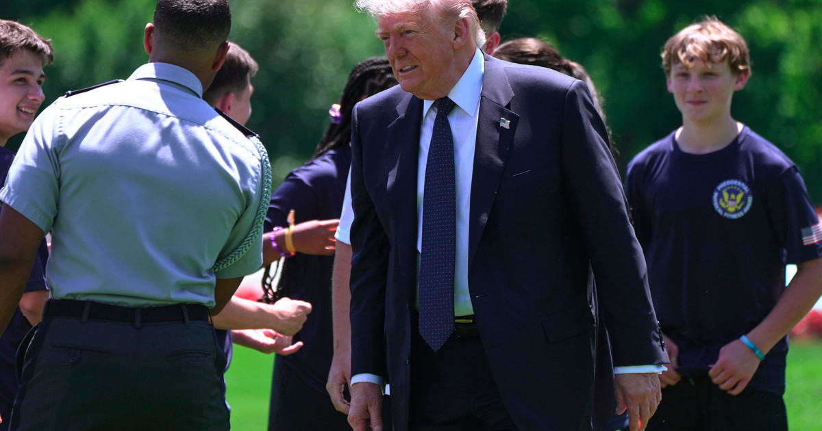 Iran, Trump alza il tiro: "Accordo o guerra". Poi sospende Project Freedom