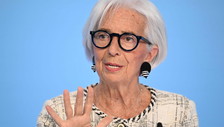 Fermate la kamikaze Lagarde. Vuole rialzare i tassi e strozzarci, ma le borse salgono
