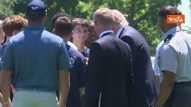 Trump insegna la 'Trump Dance' a un gruppo di ragazzi alla Casa Bianca