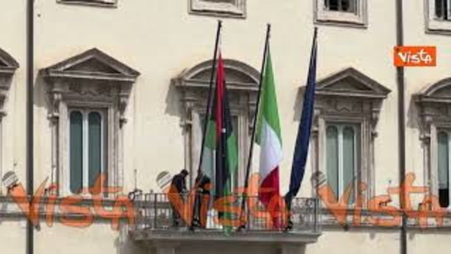 La bandiera libica viene sistemata sul balcone di Palazzo Chigi per la visita del premier Dbeibeh – Il Tempo