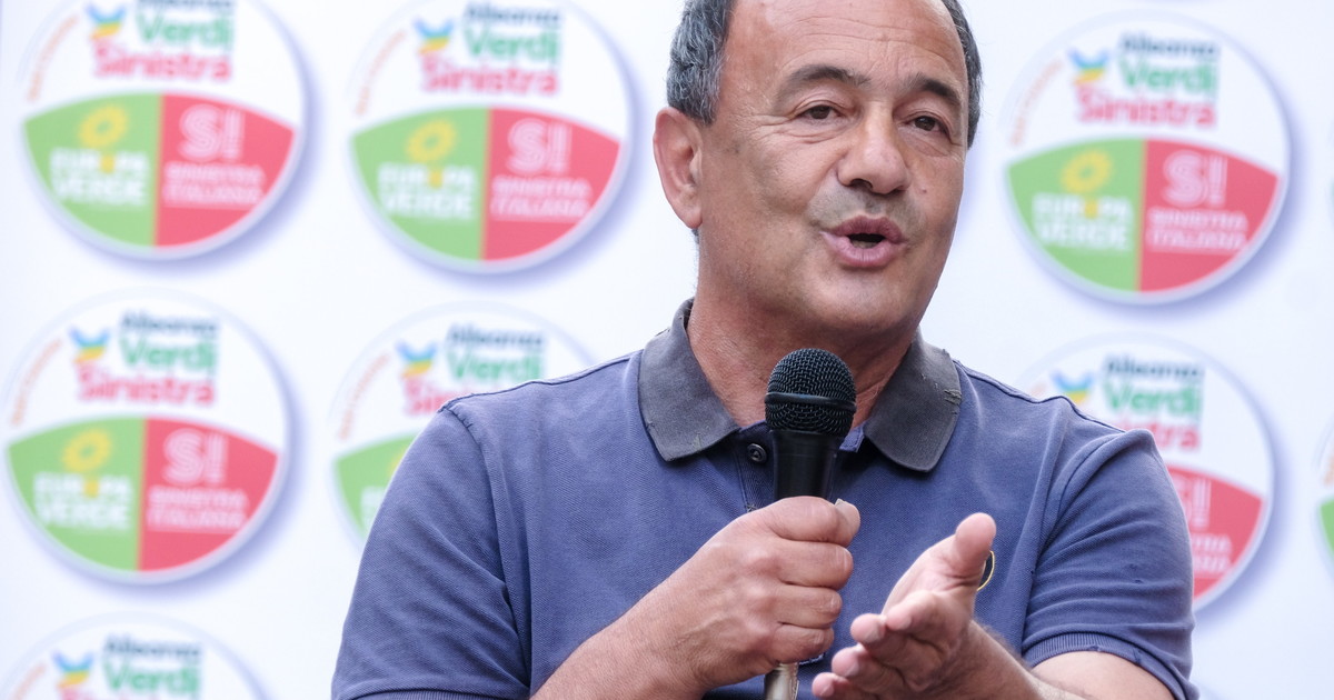 A Riace finisce l'era di Mimmo Lucano: da oggi la fascia tricolore passa al vice