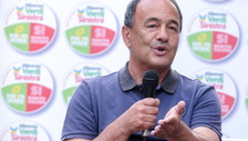 A Riace finisce l'era di Mimmo Lucano: da oggi la fascia tricolore passa al vice