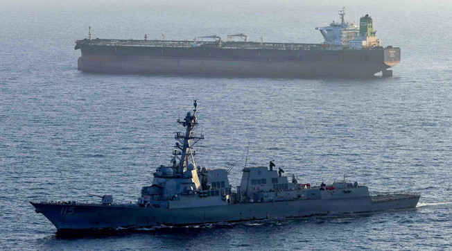 Tensione a Hormuz: gli USA colpiscono due petroliere, Teheran valuta l'accordo
