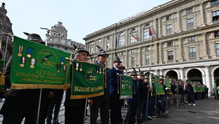 Alpini nel mirino dei centri sociali, scattano le spedizioni: Ruba la penna