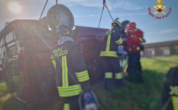 Minivan finisce in un canale nel Veneziano, tre morti