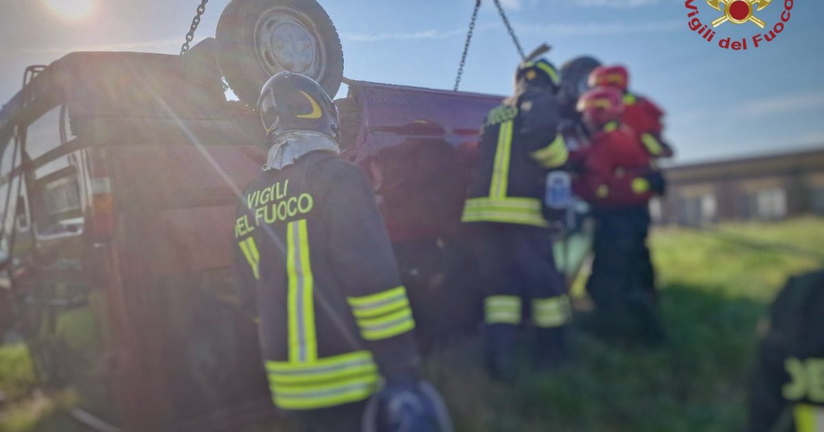Minivan finisce in un canale nel Veneziano, tre morti