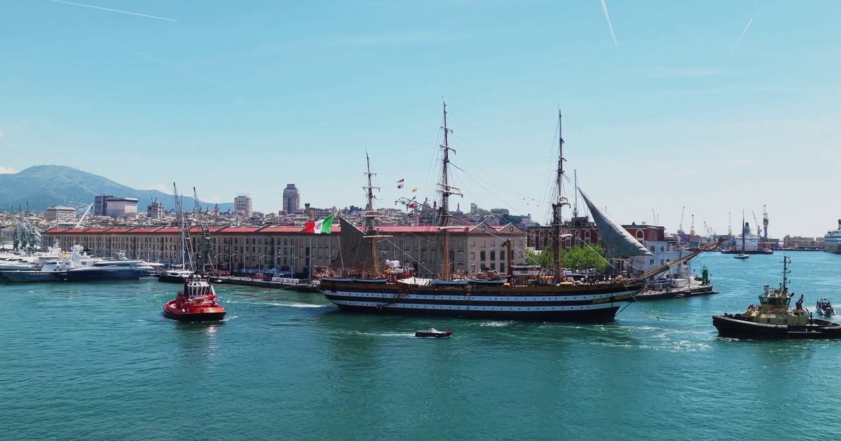 La Nave Amerigo Vespucci salpa dal Porto di Genova, le immagini dal drone