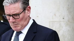 Regno Unito, 40 deputati chiedono le dimissioni del premier Starmer