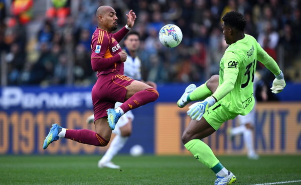 Rimonta last minute, la Roma vince 3-2 a Parma e sogna la Champions