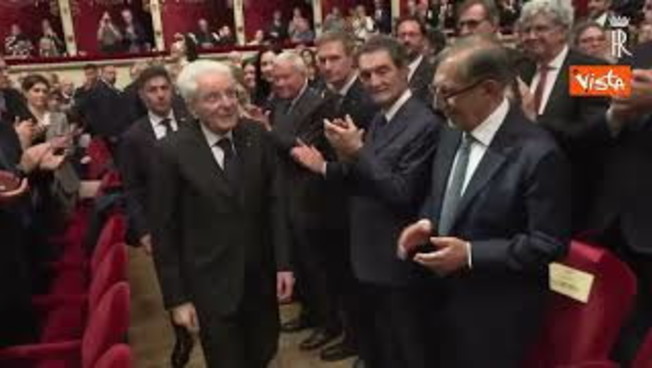 Mattarella accolto da una standing ovation alla Scala di Milano
