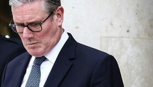 Regno Unito, ultimatum al premier Starmer: Dimettiti entro settembre