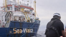La Sea-Watch non si ferma e i libici sparano. Per Salis & Co. è colpa della Meloni...