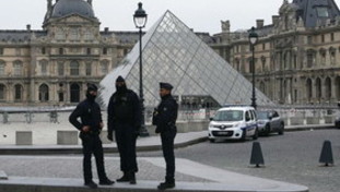 Parigi, sventato attentato al Louvre e a una sinagoga. Arrestato tunisino: preparava bomba
