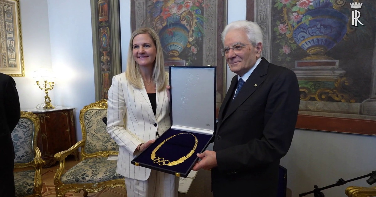 Mattarella riceve il Collare Olimpico da presidente del Cio Coventry