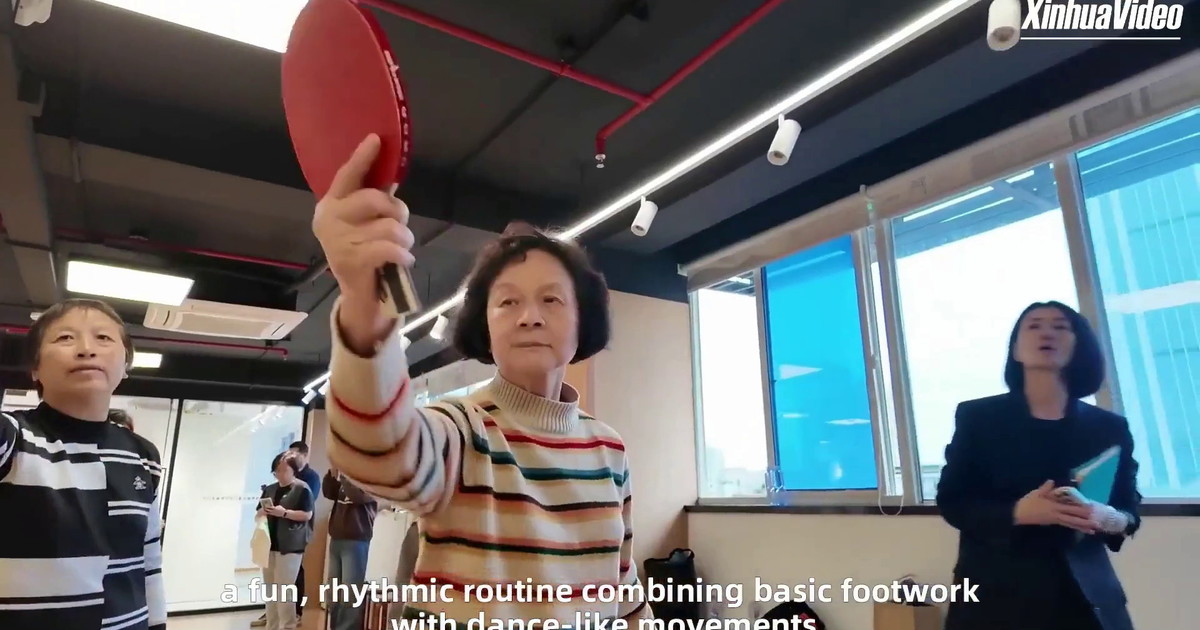 Cina, ex campionessa 80enne porta il 'ping-pong workout' nei vicoli di Shanghai