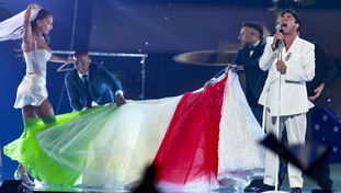 Sal Da Vinci  il tricolore nell'abito da sposa: come &egrave; andata la prima a Vienna | <span style=color: rgb(153, 0, 0);>VIDEO</span>