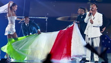 Sal Da Vinci  il tricolore nell'abito da sposa: come è andata la prima a Vienna | VIDEO