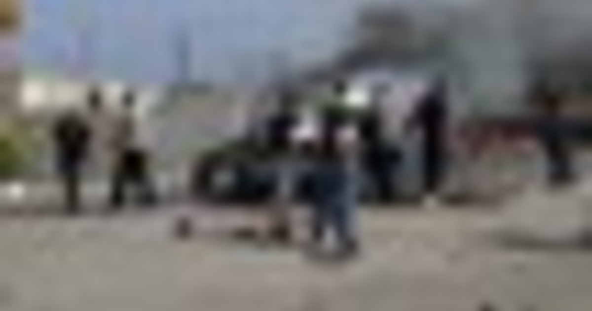 Libano, auto in fiamme dopo i raid israeliani