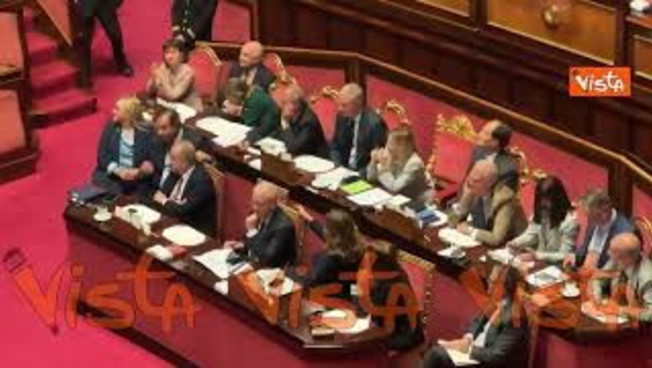 Standing ovation a Meloni dopo il suo intervento al Premier Time al Senato